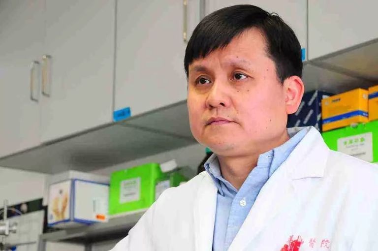 一夜爆红张文宏：抗过非典，绞过猪疱疹，正在对抗新冠病毒