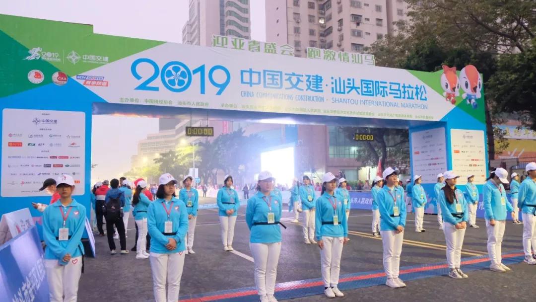 在街头当志愿者,凌晨四点出门当志愿者