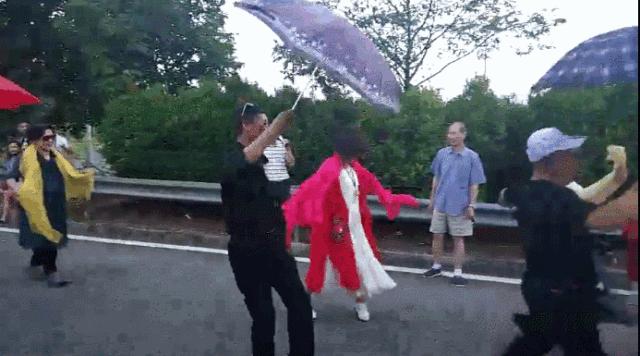 中国大妈们在国外跳广场舞,中国大妈在温哥华商场跳广场舞