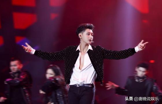 黄子韬牙齿断了是什么感觉,黄子韬几岁摔掉门牙