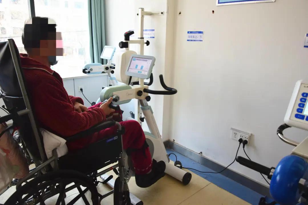 长葛哪医院?一患者非往医生兜里“塞钱”!医生竟“收了”