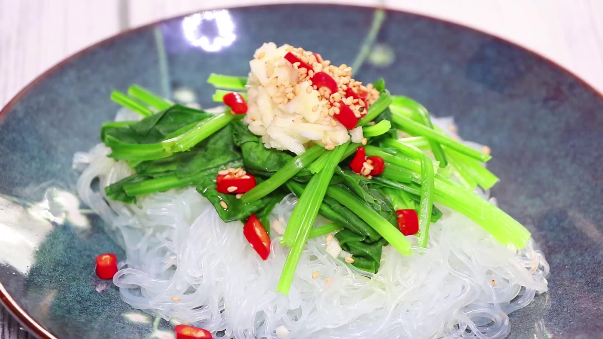 做凉拌菜粉丝,凉拌粉丝就这么一碗都不够吃