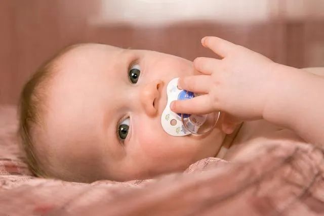 给宝宝用安抚奶嘴影响长牙吗,给宝宝用安抚奶嘴嘴巴会凸吗