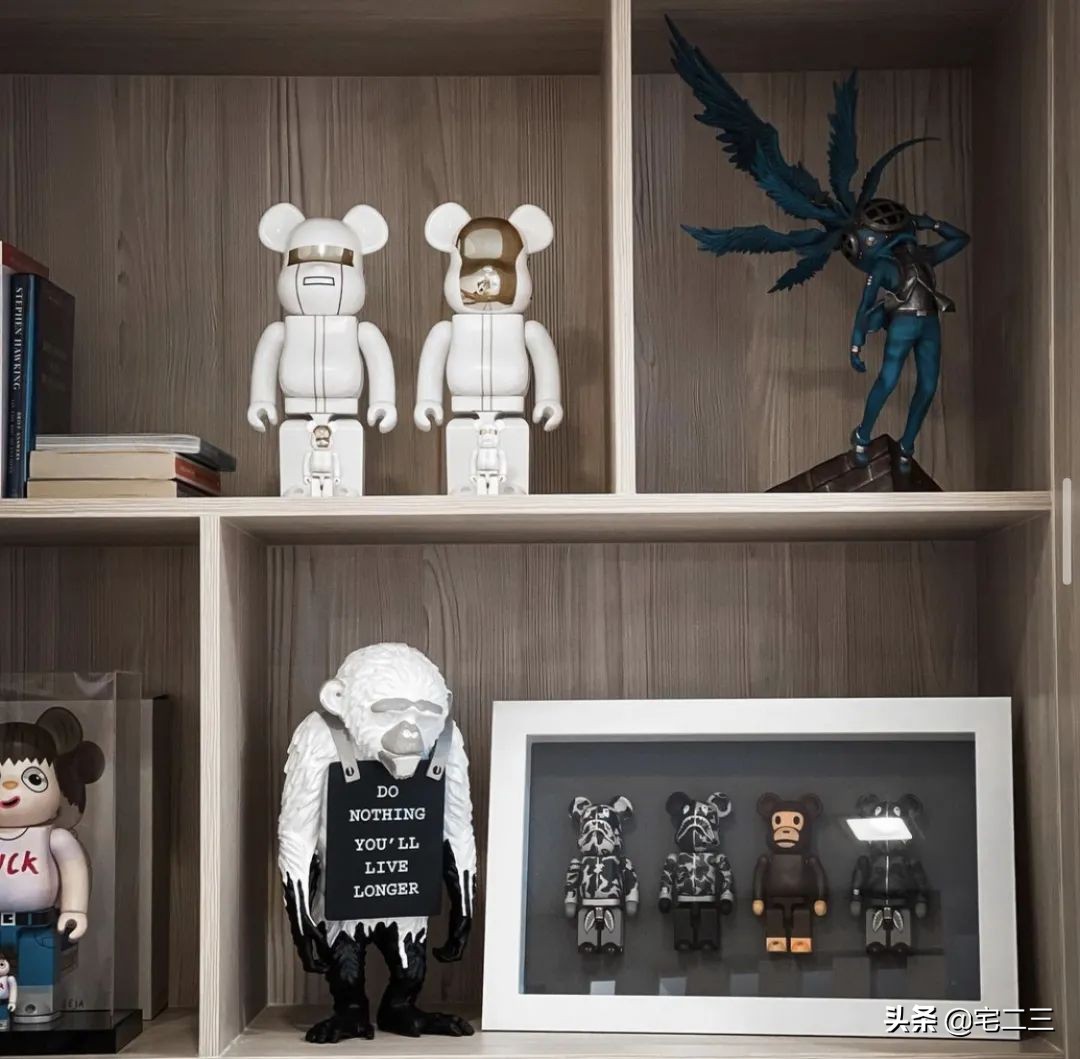 从KAWS、村上隆到草间弥生，为什么潮玩艺术也进军家居界了？