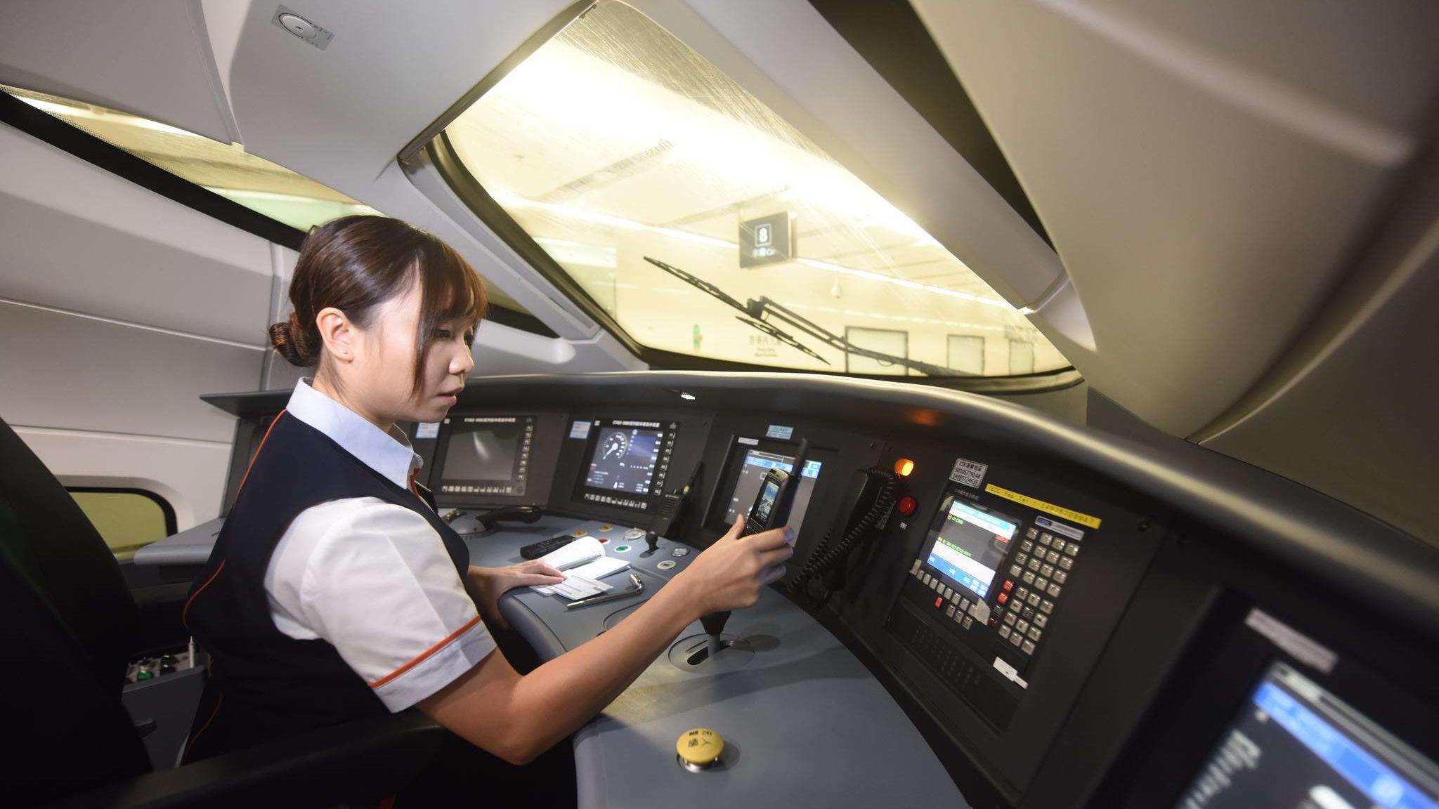 高铁司机踏板,高铁司机为啥每隔30秒踩一次踏板