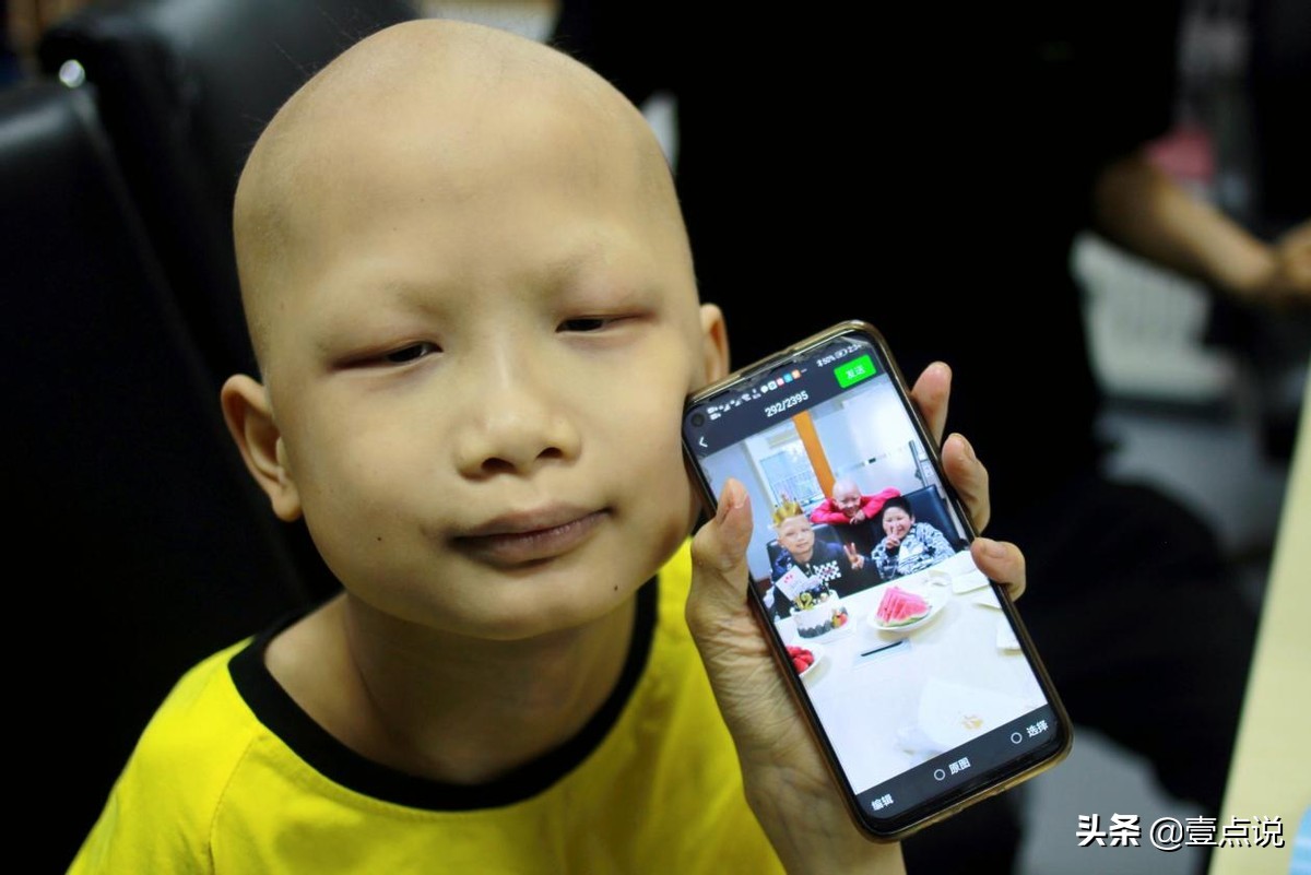 男孩患重病父母带着他四处求医,儿子胳膊上长了个大包