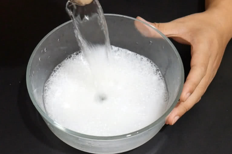 厕所蹲便池发黄怎么清理,便池容易有黄色的污垢怎么回事