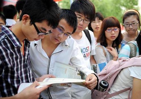 华中师范大学研究生，只因所学专业没选对，毕业后无奈选择卖鸡爪