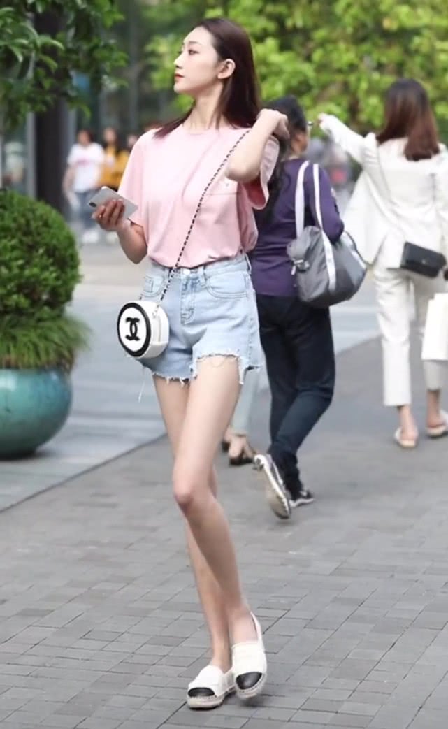 这是什么新时尚，小姐姐穿鱼嘴单鞋露袜子，一般人还真看不出来