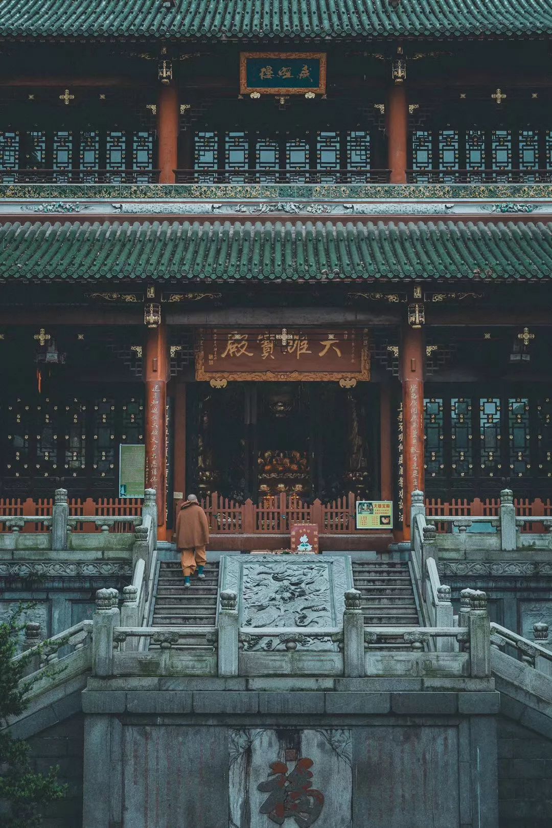 一家开在闹市里的茶馆,一家开在寺庙内的咖啡店