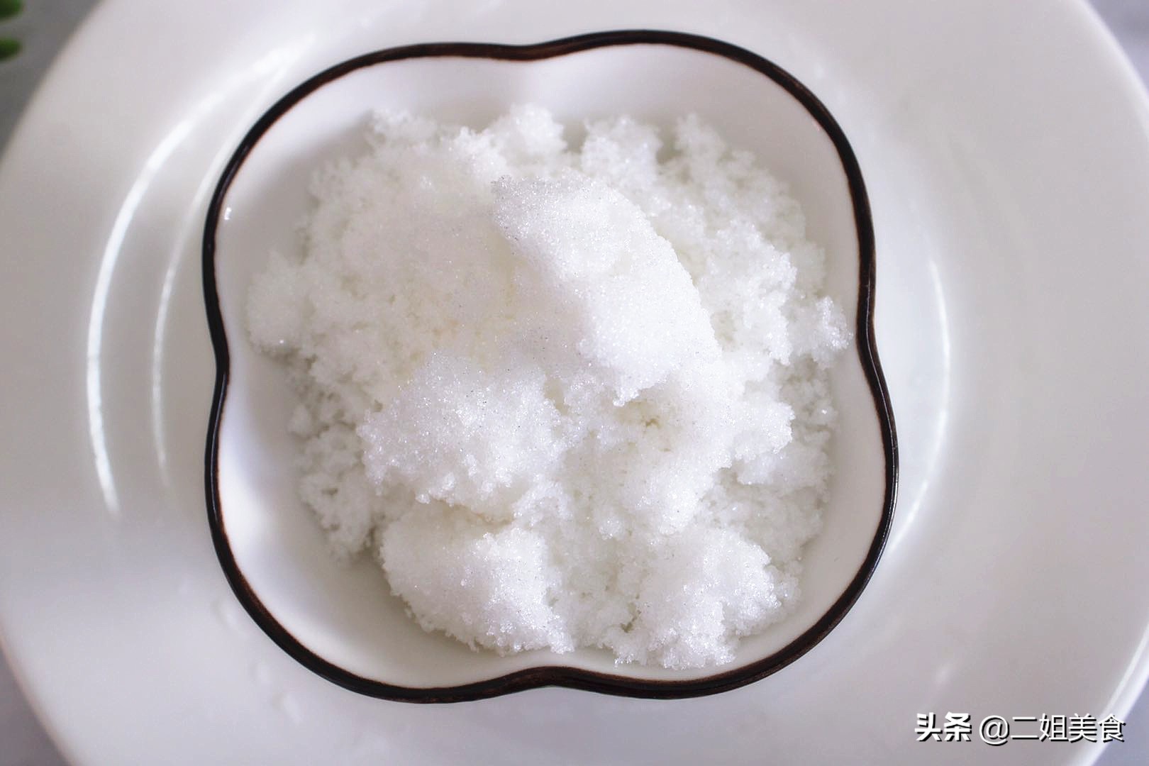 白糖倒入手心搓一搓真的很厉害,把白糖融化放在手里捏