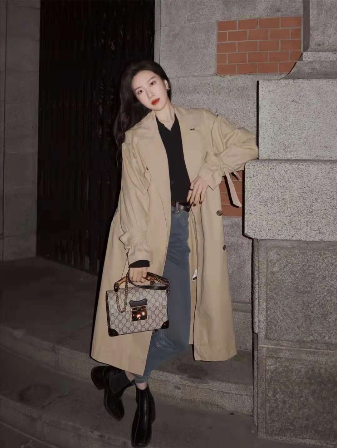 卡其色风衣配什么颜色裤子好看,卡其色风衣怎么搭配裤子和鞋子