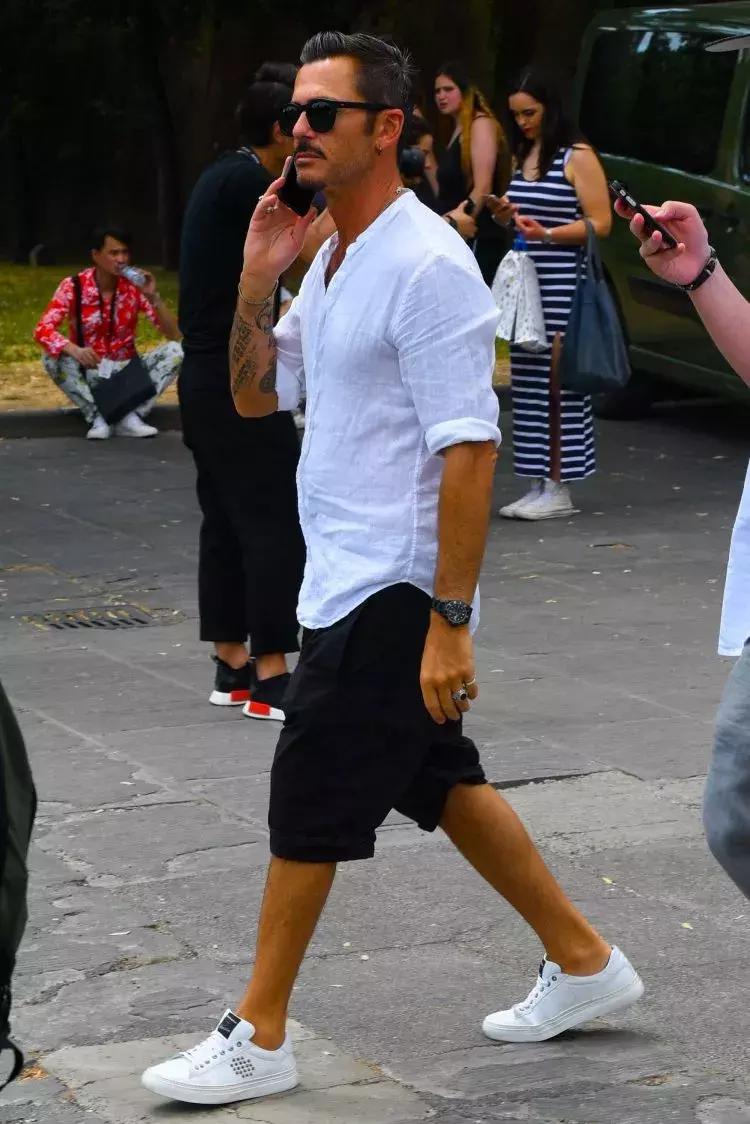 纯亚麻细布衬衫非常适合夏季穿着,白色亚麻衬衫又薄又透里面怎么穿