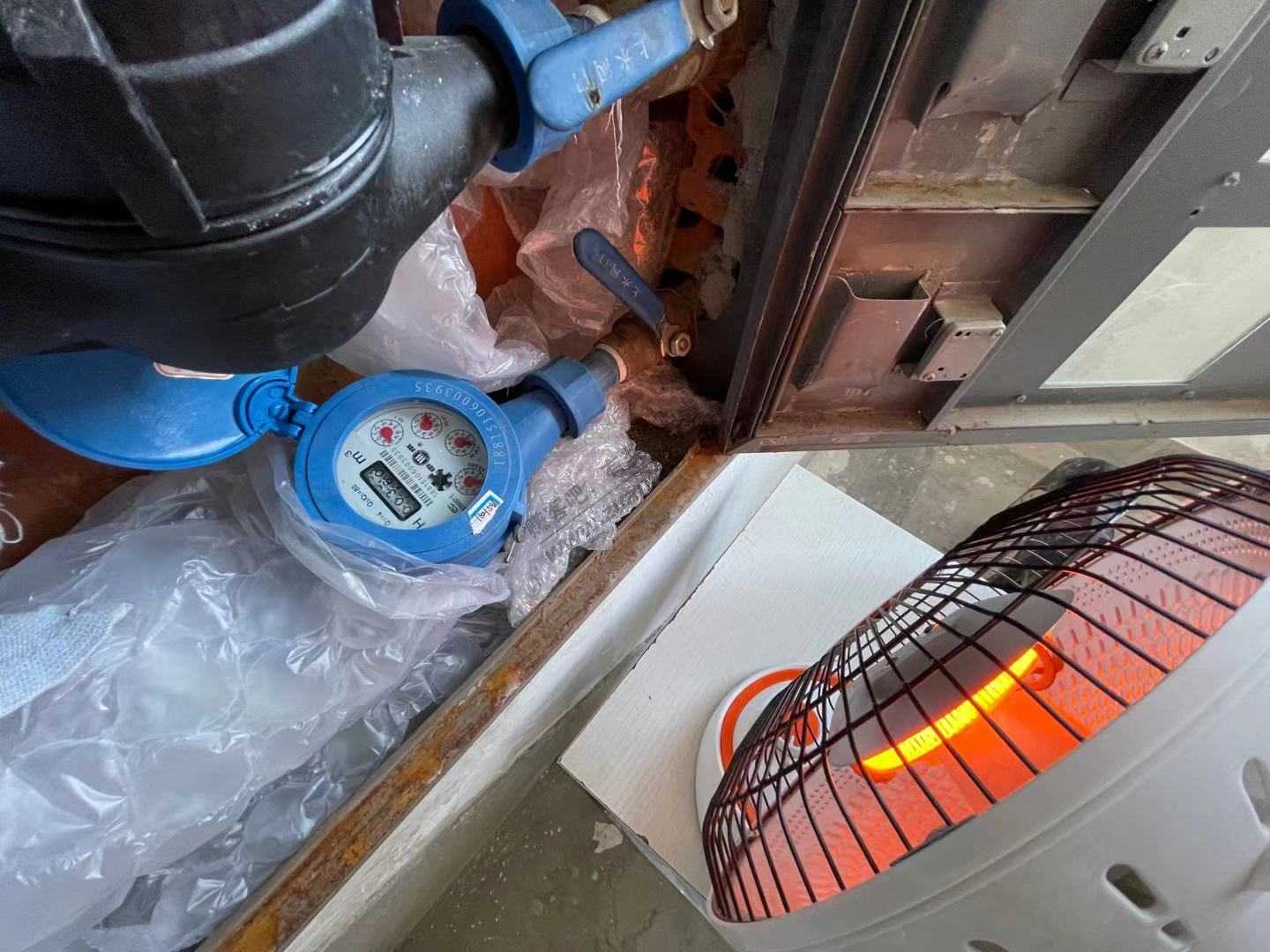 最近天冷水管被冻住了怎么办,自来水被冻住了怎么快速解冻