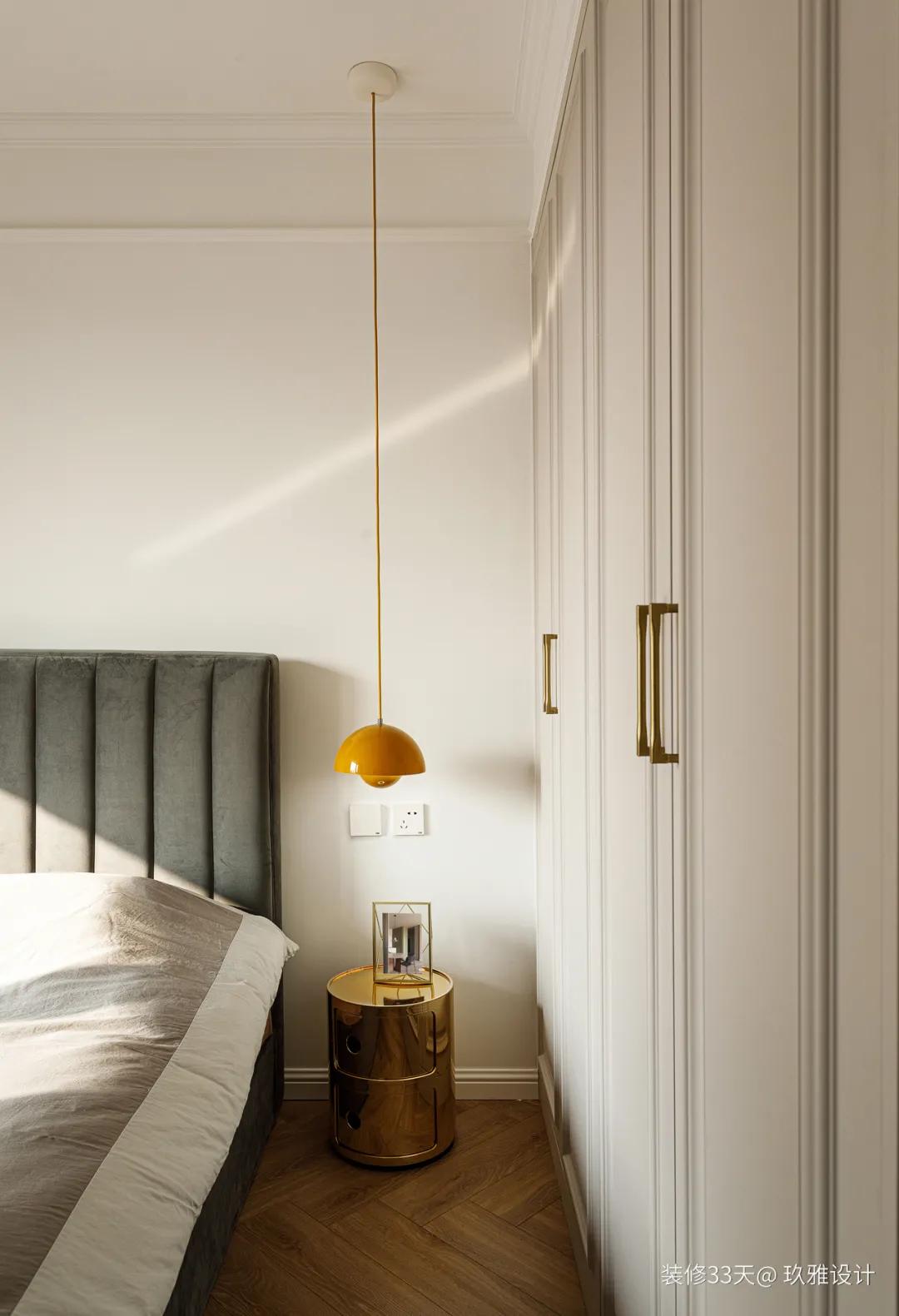 因卧室太小能买一大一小床头柜吗,卧室太小放不下梳妆台