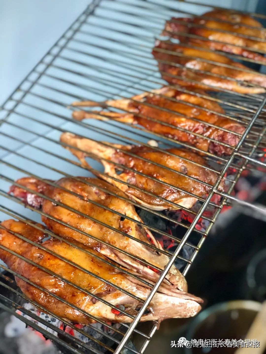 二道老厂区奇店。鹅的一切,全都炭火烤。烤鹅脖大锤抡