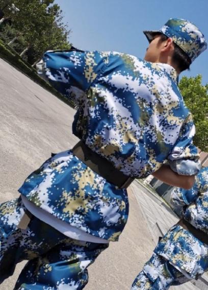 易烊千玺军训消息,易烊千玺路透曝光军训