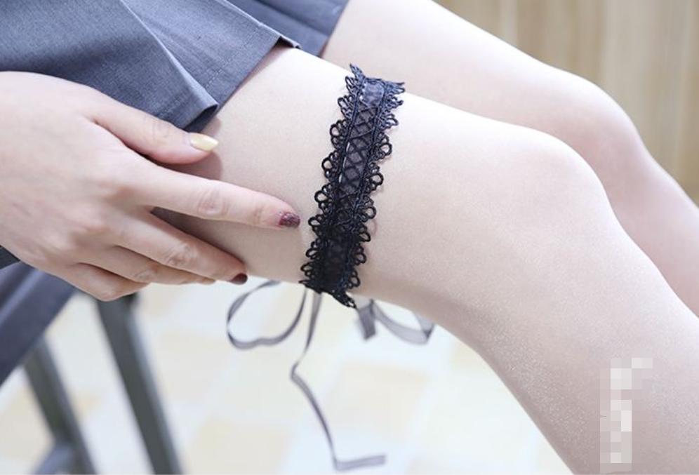 动漫和现实中为什么总有女孩子在脖子上绑带子？有什么作用呢？