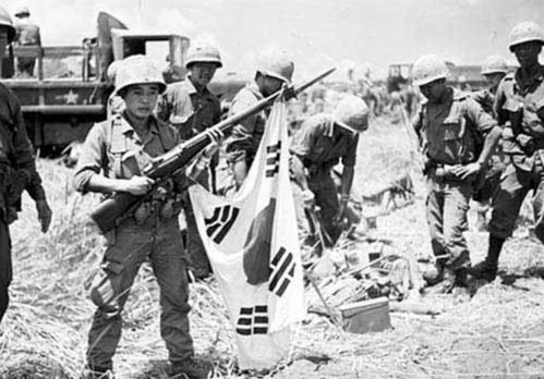 老兵坐飞机被美国人嘲笑,老兵嘲讽新兵被教训了后续