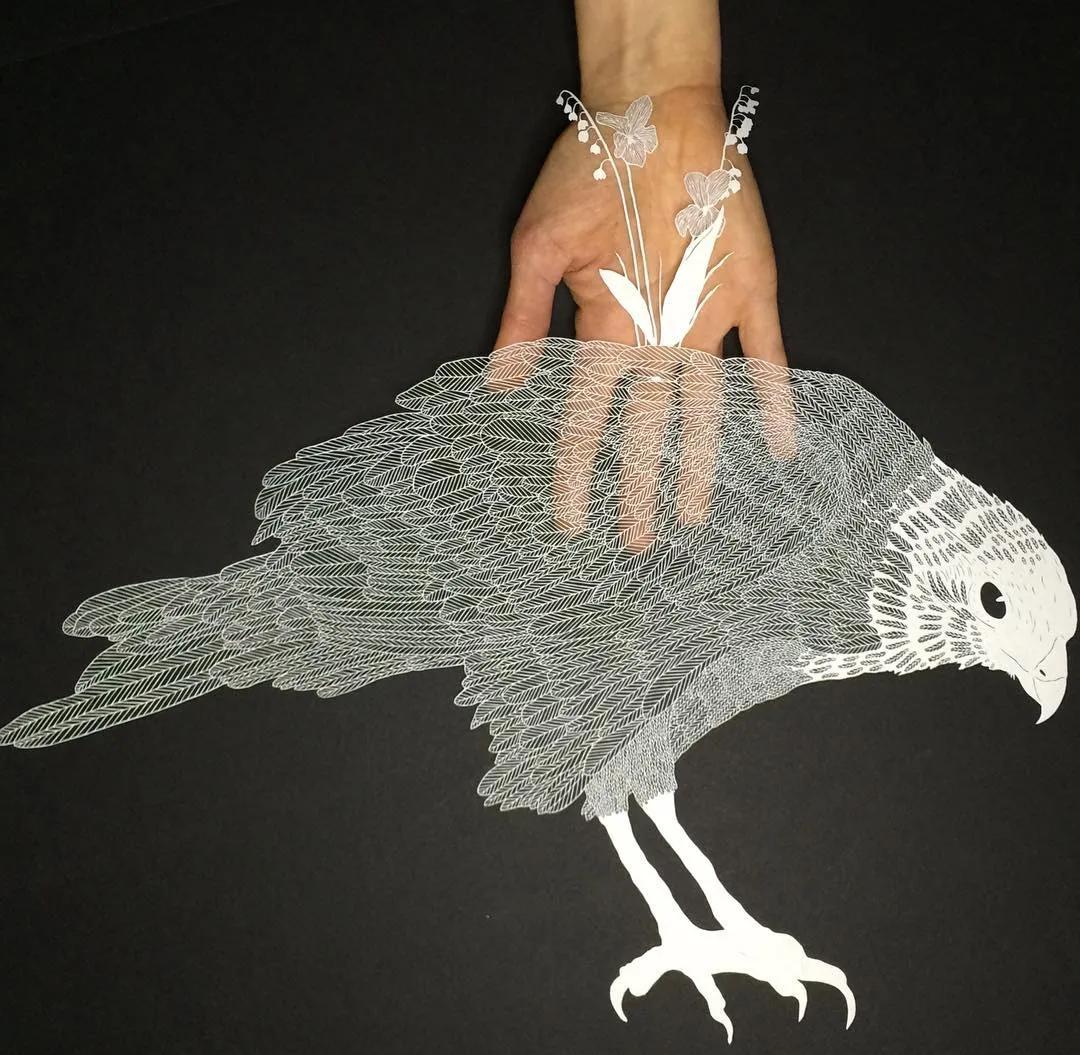 她用一把手术刀在2毛钱废报纸上雕出精美图腾,一幅卖60万