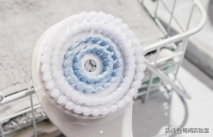 背部搓澡的方法,一个人搓澡怎么搓到后背