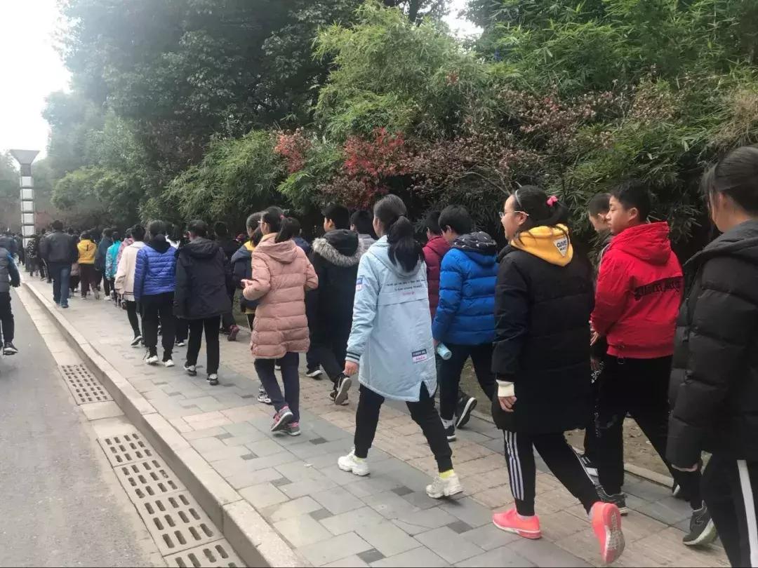 在地铁里包下一辆车，是种怎样的体验？