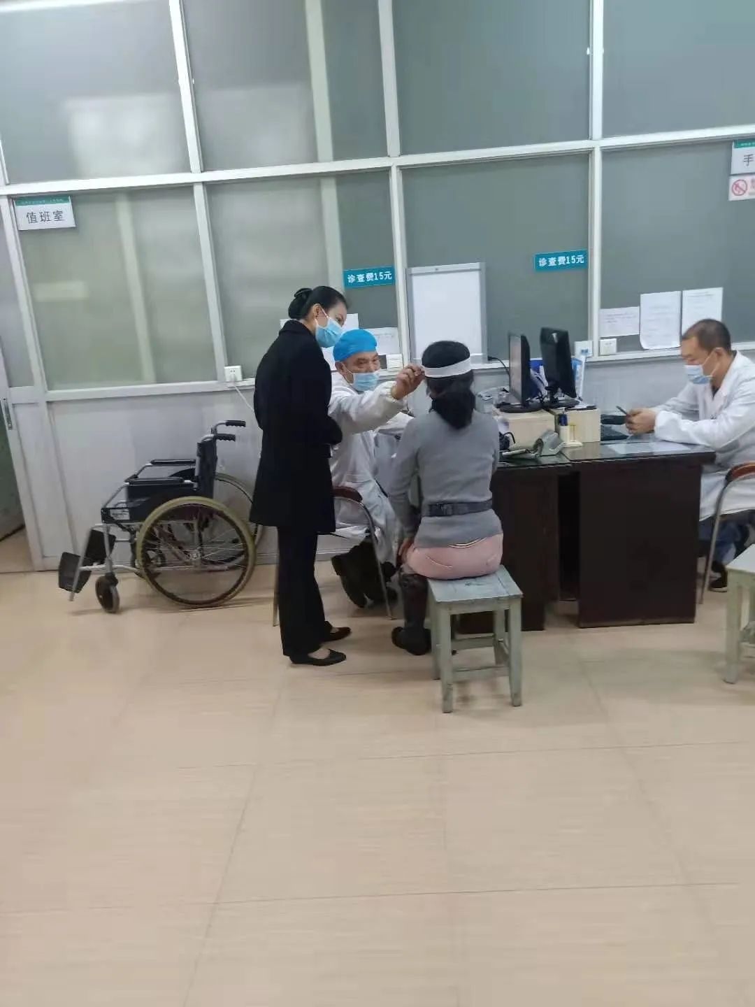 69岁老人救溺水孩子呛水,婴儿呛水老人晕倒