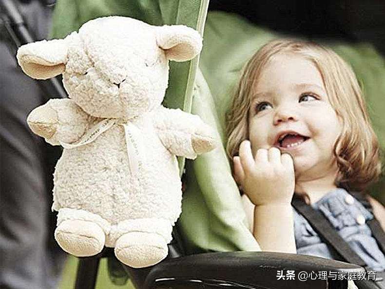 幼儿恋物要怎么纠正,宝宝太恋物需要干涉吗