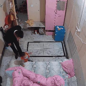 向对面出租屋射了一箭:80后妈妈王莹在城中村的实验艺术