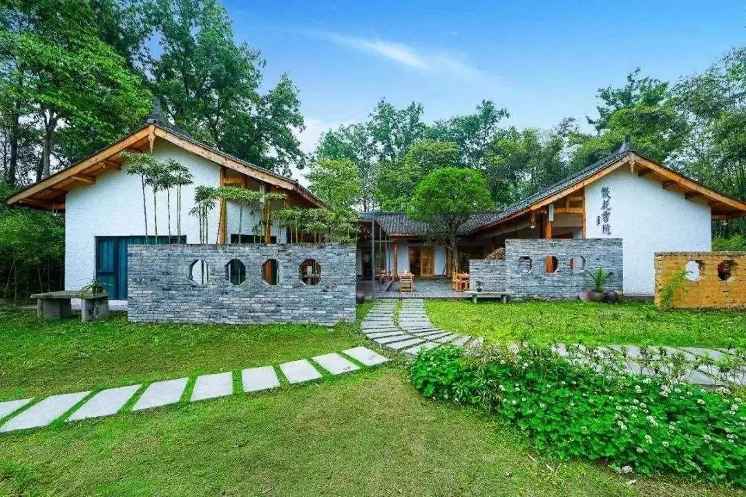 为什么洲际英迪格等大牌，美国艺术家都涌入这座偏远小镇？