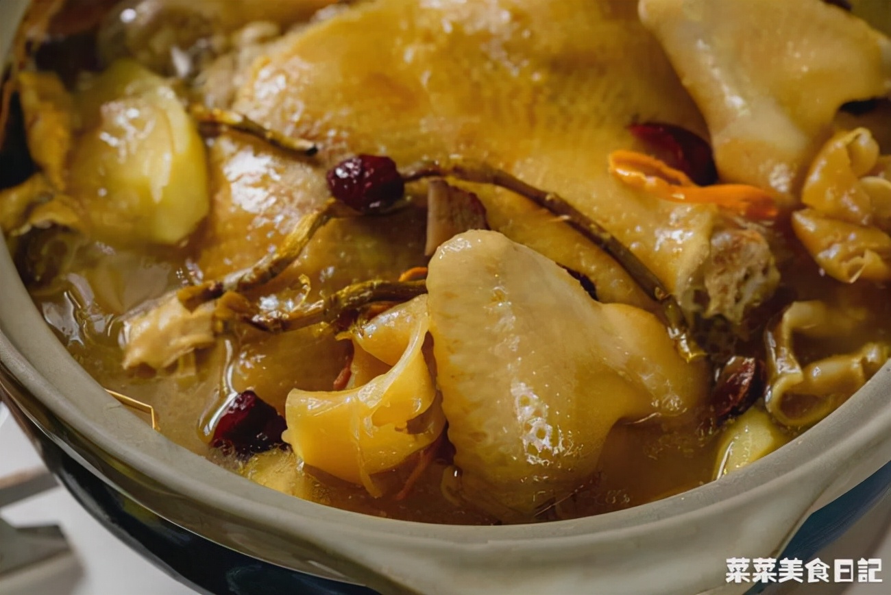 奶奶炖的鸡汤,老奶奶做的清炖鸡汤