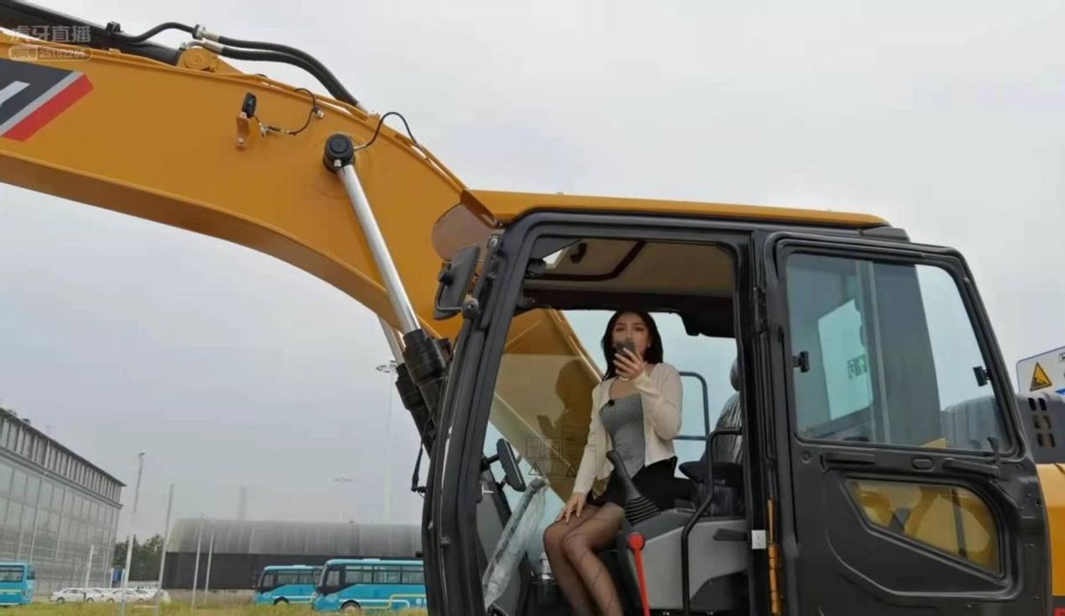 蓝翔学姐挖掘机直播回放,蓝翔学姐驾驶挖掘机