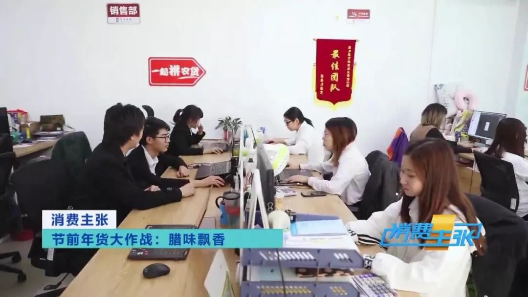 又到熏腊肉灌香肠的时节,做好的香肠在家熏腊肉