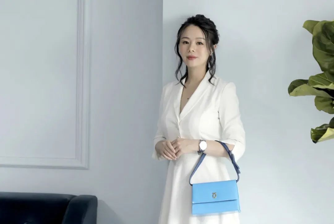 英国女王拿过的包包,英国伊丽莎白女王二世包包