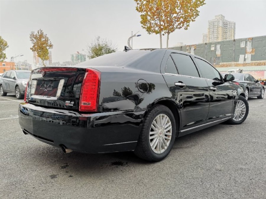 花9万元入手一辆2011年上牌二手凯迪拉克SLS赛威