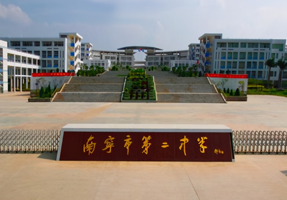 2021年南宁高考学校排名,2022广西南宁高考一本率高中排名