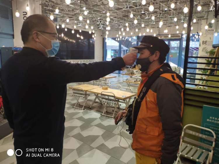 进店吃饭要亮结婚证、户口本！青岛这家饭店防疫操作真硬核