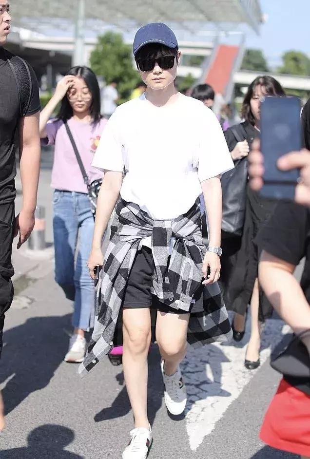 刘雯格纹,刘雯穿格纹衫好看吗