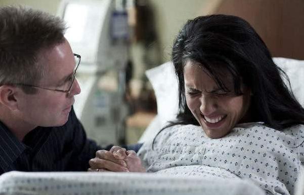 胎儿迟迟不发动需不需要剖宫产,胎儿迟迟不发动是在等爸爸回来吗