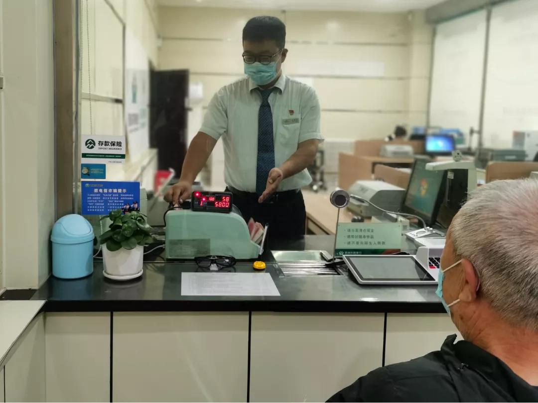 行长服务日,农商银行行长初心依旧服务更贴心