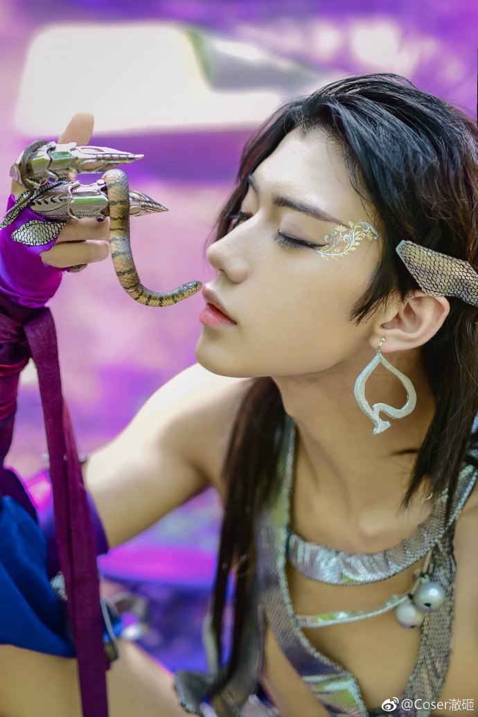 快来感受来自奶妈的爱~剑网三治疗心法cos,五七万真的美貌呀~