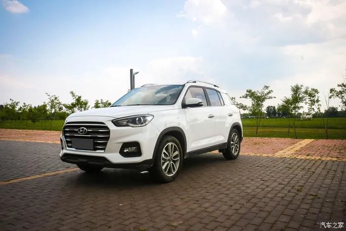 走稳重路线,北京现代ix35路上行驶视频