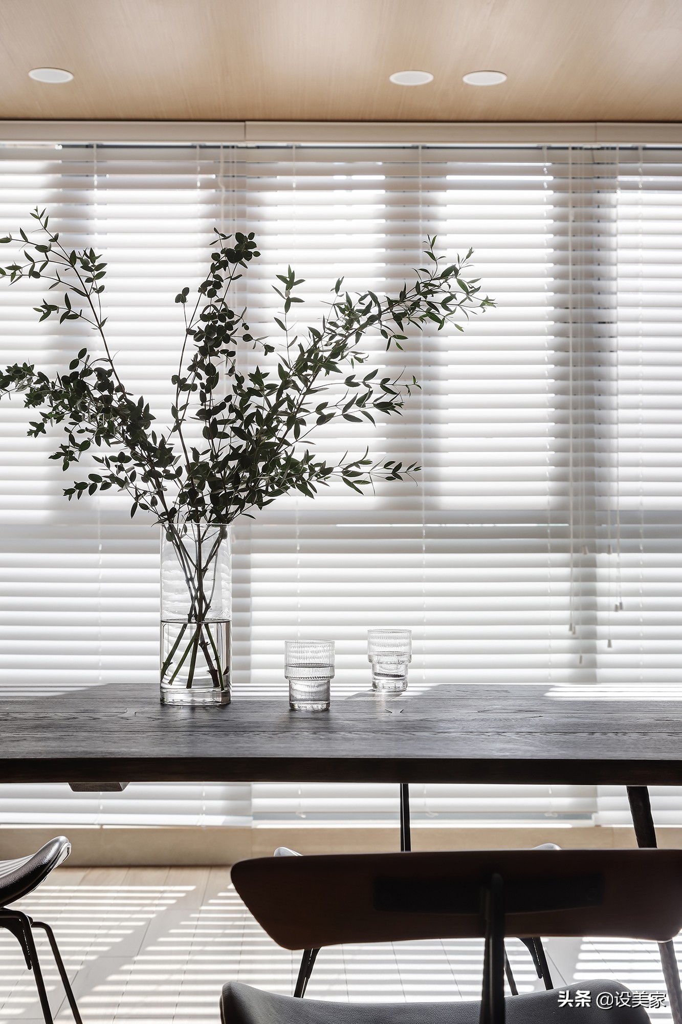 入户门对厨房和餐厅怎么化解最好,厨房窗户采光差怎么办