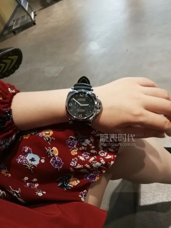 网友晒自己微信好友数量,网友晒1300手表