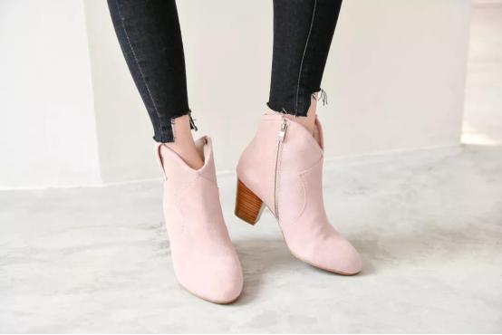 ugg雪地靴和哪款比较像,什么颜色ugg雪地靴最流行