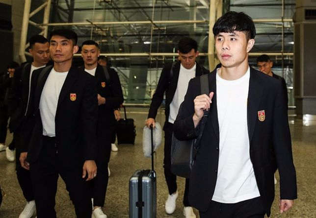 篮球为何比足球强？中国男篮落选后卫晒肌肉，只比胡尔克小了一圈