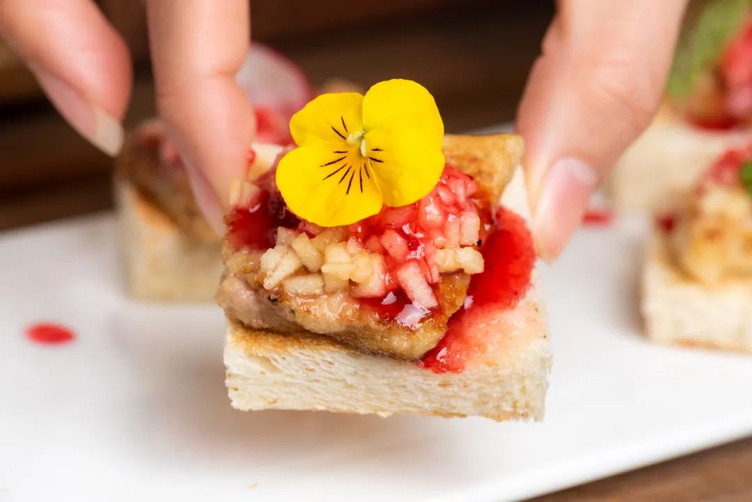 之心城这家餐厅堪称“西餐界CHANEL”，小姐姐们都抢着去