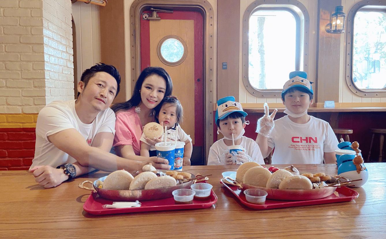 邹市明冉莹颖冬日机场照,邹市明冉莹颖恩爱瞬间