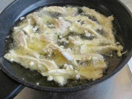 干炸蘑菇做法只放生粉,干炸蘑菇的做法和配料比例