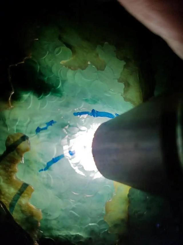 4800元翡翠原石切出5条果绿手镯,十年难得一见的翡翠原石